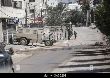 Tulkarm, Palestina. 2 marzo 2025. I soldati israeliani sorvegliano vicino ai veicoli militari nel campo profughi di Nur Shams a est di Tulkarm in mezzo a un'offensiva di una settimana nella Cisgiordania occupata. Israele ha lanciato una grande incursione militare nella Cisgiordania occupata che ha sfollato più di 40.000 palestinesi e distrutto decine di case. Credito: SOPA Images Limited/Alamy Live News Foto Stock