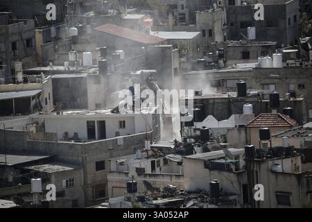 Tulkarm, Palestina. 2 marzo 2025. Un bulldozer militare israeliano demolisce le case palestinesi nel campo profughi di Nur Shams a est di Tulkarm nel mezzo di un'offensiva di una settimana nella Cisgiordania occupata. Israele ha lanciato una grande incursione militare nella Cisgiordania occupata che ha sfollato più di 40.000 palestinesi e distrutto decine di case. Credito: SOPA Images Limited/Alamy Live News Foto Stock