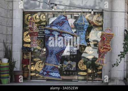 Tulkarm, Palestina. 2 marzo 2025. Un mercante palestinese mostra una lanterna Ramadan nella città di Tulkarm in mezzo a un'offensiva di settimane nella Cisgiordania occupata. Israele ha lanciato una grande incursione militare nella Cisgiordania occupata che ha sfollato più di 40.000 palestinesi e distrutto decine di case. Credito: SOPA Images Limited/Alamy Live News Foto Stock