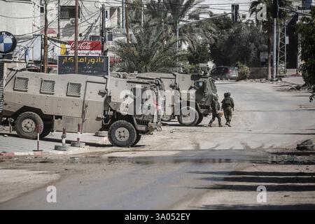 Tulkarm, Palestina. 2 marzo 2025. I soldati israeliani sorvegliano vicino ai veicoli militari nel campo profughi di Nur Shams a est di Tulkarm in mezzo a un'offensiva di una settimana nella Cisgiordania occupata. Israele ha lanciato una grande incursione militare nella Cisgiordania occupata che ha sfollato più di 40.000 palestinesi e distrutto decine di case. Credito: SOPA Images Limited/Alamy Live News Foto Stock