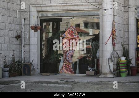 Tulkarm, Palestina. 2 marzo 2025. Un mercante palestinese mostra una lanterna Ramadan nella città di Tulkarm in mezzo a un'offensiva di settimane nella Cisgiordania occupata. Israele ha lanciato una grande incursione militare nella Cisgiordania occupata che ha sfollato più di 40.000 palestinesi e distrutto decine di case. Credito: SOPA Images Limited/Alamy Live News Foto Stock