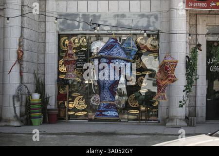 Tulkarm, Palestina. 2 marzo 2025. Un mercante palestinese mostra una lanterna Ramadan nella città di Tulkarm in mezzo a un'offensiva di settimane nella Cisgiordania occupata. Israele ha lanciato una grande incursione militare nella Cisgiordania occupata che ha sfollato più di 40.000 palestinesi e distrutto decine di case. Credito: SOPA Images Limited/Alamy Live News Foto Stock