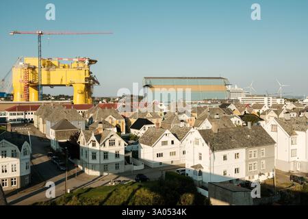 Haugesund, Norvegia - 07.09.2024: Vista della città vecchia della città norvegese di Haugesund con la stazione di conversione per il parco eolico offshore dal Foto Stock