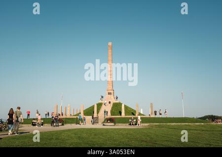 Haraldshaugen Obelisco in onore dell'unificazione della Norvegia, su una collina erbosa con un'ampia vista costiera. Foto Stock