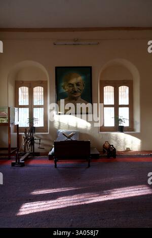 Mahatma Gandhi seduto con la sua grande fotografia e il suo charkha presso Satyagraha Ashram fondato nel 25-maggio-1915 a Kochrab Foto Stock