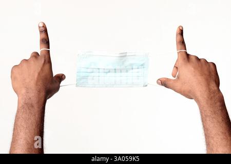 Ritagliato di uomo afroamericano che tiene la maschera Foto Stock