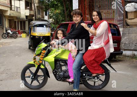Famiglia indiana che guida una moto nuova, Mumbai, Maharashtra, India, Asia, SIGNOR#364, Asia Foto Stock