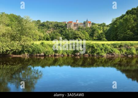 Paesaggio lungo il fiume Saale nella valle di Saale vicino a Naumburg in primavera, Castello di Goseck sullo sfondo, Naumburg, Sassonia-Anhalt, Germania, Europa Foto Stock