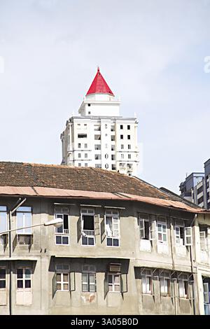 Vecchio edificio con tetto di fango che ospita abitazioni urbane di massa, Raja Rammohan Roy Road, Girgaon, Charni Road, Bombay Mumbai Foto Stock