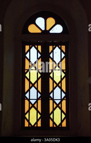 Vetrata colorata nella basilica di santa cruz a, Cochin Kochi, Kerala, India, Asia Foto Stock
