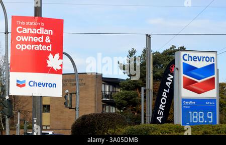 Un cartello indica che una stazione di servizio Chevron è di proprietà canadese e gestita a Victoria, Columbia Britannica, Canada. Come minacce di tariffe da parte degli Stati Uniti Foto Stock