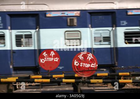 Treno espresso della ferrovia indiana che passa attraverso il passaggio ferroviario a Bhopal, Madhya Pradesh, India, Asia Foto Stock