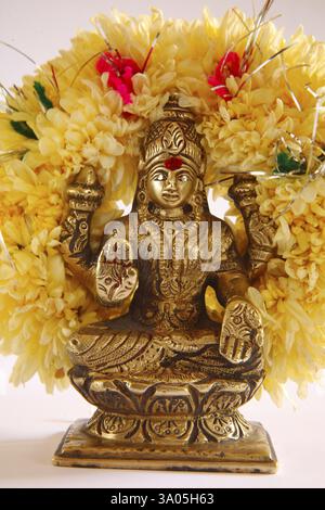 Dea indiana shree Lakshmi, dea della buona fortuna, lustro e ricchezza, ghirlanda, India, Asia Foto Stock