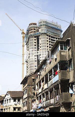 Vecchia costruzione di tetti di fango, edilizia urbana di massa, Mugbhat Lane, Girgaon, Charni Road, Bombay Mumbai, Maharashtra, India, Asia Foto Stock