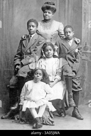 Ida Wells-Barnett (1862 - 1931) e 4 bambini, leader americano nel movimento per i diritti civili. Foto Stock