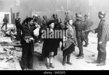 La rivolta del ghetto di Varsavia fu l'atto della resistenza ebraica del 1943 nel ghetto di Varsavia nella Polonia occupata dai tedeschi durante la seconda guerra mondiale per opporsi allo sforzo finale della Germania nazista di trasportare la restante popolazione del ghetto nelle camere a gas dei campi di sterminio di Majdanek e Treblinka. Foto Stock
