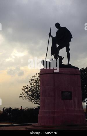 Statua di Mahatma Gandhi, Marina Beach, Chennai, Madras, Tamil Nadu, India, Asia Foto Stock