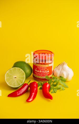 Il commerciante Joes speziato di Harissa con lime, peperoncini, coriandolo e aglio. La pasta di Harissa proviene dal nord Africa ed è utilizzata nella cucina tunisina Foto Stock