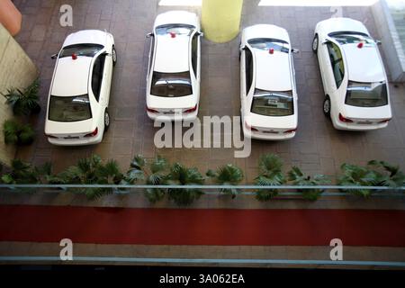 Auto appartenenti ai giudici parcheggiate nell'area dell'edificio del tribunale supremo del territorio dell'Unione di Chandigarh, India, Asia Foto Stock