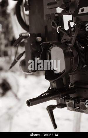 Telecamera sulla gru, in bianco e nero. Trasmissione di contenuti multimediali. Video tecnici. Apparecchiature TV. Produzione cinematografica. Concetto di intrattenimento. Concetto di troupe televisiva Foto Stock