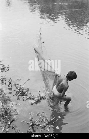 Pescatori nel distretto di Lower Subansiri, Arunachal Pradesh, India 1982 Foto Stock