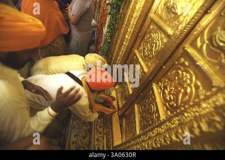 Sikh che rende omaggio alle porte d'oro, consacrazione del Guru perpetuo Granth Sahib, Sachkhand Saheb Gurudwara a Nanded Foto Stock