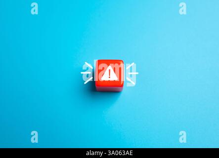 Allarme e avvertimento rosso. Sicurezza informatica, crisi finanziarie, emergenze mediche e guasti del sistema. Rappresenta rischi, pericoli e la necessità di Foto Stock