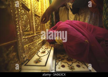 I Sikh che pagano rispettano le porte d'oro, le celebrazioni consacrazione perpetua Guru Granth Sahib, Sachkhand Saheb Gurudwara a Nanded Foto Stock
