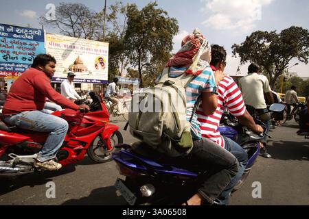 Due e tre ruote per le strade di Ahmedabad, Gujarat, India, Asia Foto Stock
