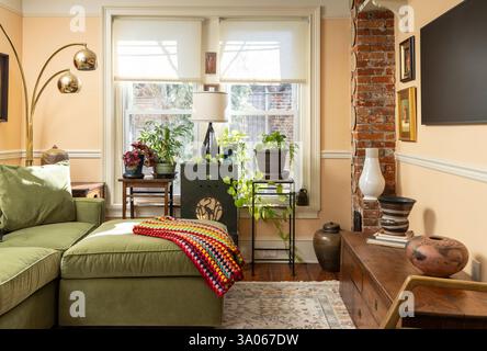 Gallery wall con televisione, pareti di pesca e piante d'appartamento, Philadelphia, Pennsylvania, Stati Uniti Foto Stock