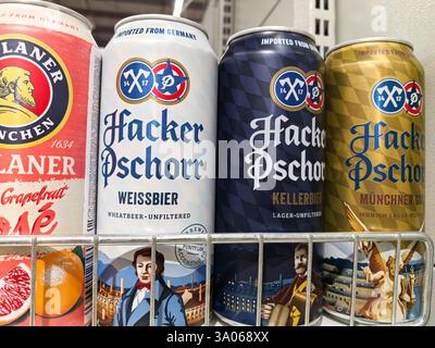 Bobruisk, Bielorussia - 22 febbraio 2025: Una varietà di birre tedesche esposte in un supermercato, con lattine e disegni distinti. Foto Stock