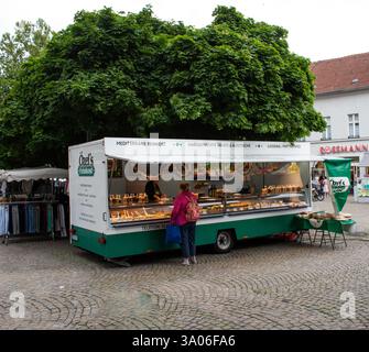 street food a berlino, un furgone con cibo delizioso venduto per le strade di berlino Foto Stock