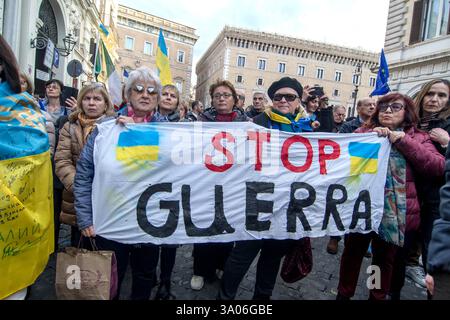 Roma, Italia. 2 marzo 2025. Una dimostrazione di solidarietà con gli ucraini e il loro presidente Volodymyr Zelensky dopo l’acceso incontro alla Casa Bianca tra quest’ultimo e il presidente degli Stati Uniti Donald Trump. Il sit-in è stato organizzato dal partito politico azione (di orientamento centrista e liberale). (Foto di Patrizia Cortellessa/Pacific Press) crediti: Pacific Press Media Production Corp./Alamy Live News Foto Stock