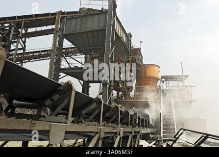 Monitoraggio impianto di frantumazione pietra sul sito di bypass, Madras Chennai, Tamil Nadu, India 17 luglio 2008 Foto Stock