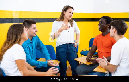 Donna formazione orale abilità nel club parlante Foto Stock