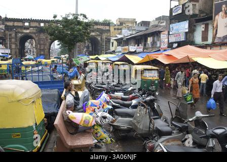 Veicoli parcheggiati in monsone a teen darwaza, Ahmedabad, Gujarat, India, Asia Foto Stock