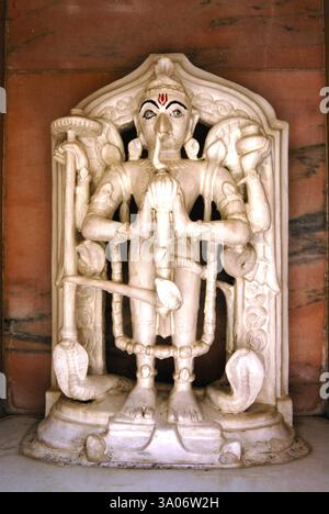 Statua del signore Hanuman scolpita in pietra di marmo al tempio Shree Vishnu Narayan in cima alla collina Parvati, Pune Foto Stock