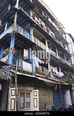 Vecchia costruzione di tetto di fango chawl edilizia urbana di massa, Street Ambe Wadi, Girgaon, Charni Road, Bombay Mumbai, Maharashtra, India, Asia Foto Stock