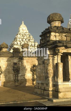 Il tempio Kailasanatha costruì il re Pallava Narasimhavarman e il figlio Mahendra otto secoli a Kanchipuram vicino a Chennai, Tamil Nadu Foto Stock