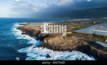 Vista aerea del faro di Buenavista o del faro di la Laja con una scala a chiocciola all'aperto a Buenavista del Norte sulla costa settentrionale di Tenerif Foto Stock