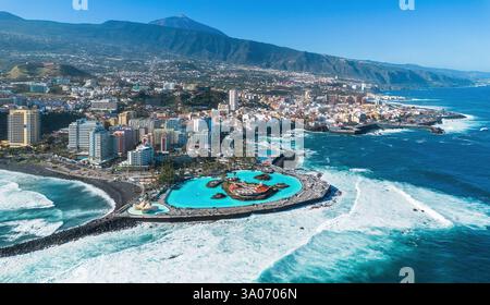 Vista aerea di Puerto de la Cruz sulla costa settentrionale di Tenerife nelle Isole Canarie, Spagna - Lagune di Costa Martiánez, un complesso di nuoto po Foto Stock