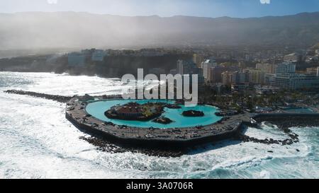Vista aerea di Costa Martiánez, un complesso di piscine sul mare situato a Puerto de la Cruz, sulla costa settentrionale di Tenerife, nelle Isole Canarie Foto Stock