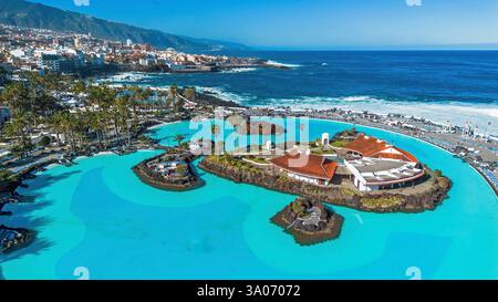 Vista aerea di Costa Martiánez, un complesso di piscine sul mare situato a Puerto de la Cruz, sulla costa settentrionale di Tenerife, nelle Isole Canarie Foto Stock