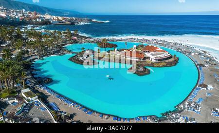 Vista aerea di Costa Martiánez, un complesso di piscine sul mare situato a Puerto de la Cruz, sulla costa settentrionale di Tenerife, nelle Isole Canarie Foto Stock