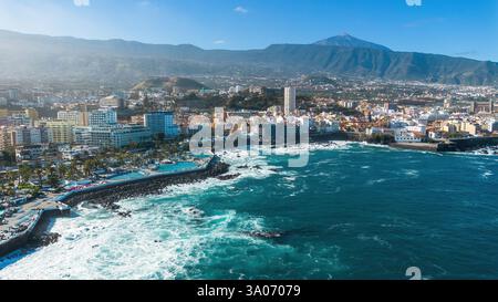 Vista aerea di Puerto de la Cruz sulla costa settentrionale di Tenerife nelle Isole Canarie, Spagna - Lagune di Costa Martiánez, un complesso di nuoto po Foto Stock