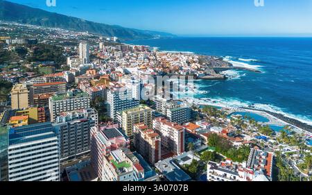Vista aerea di Puerto de la Cruz sulla costa settentrionale di Tenerife nelle Isole Canarie, Spagna - Lagune di Costa Martiánez, un complesso di nuoto po Foto Stock