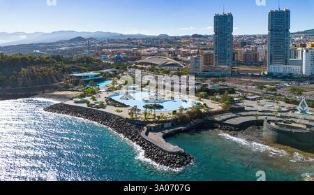 Vista aerea del Parque Marítimo César Manrique, un complesso di piscine sul lungomare situato sulla costa di Santa Cruz de Tenerife, la capitale Foto Stock