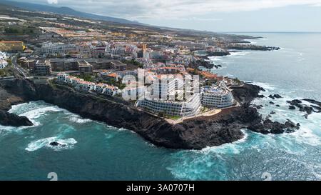 Vista aerea del Barcelo Santiago, un resort sul lungomare per soli adulti a Los Gigantes, una località turistica situata sulla costa occidentale di Tenerife, nel Cana Foto Stock