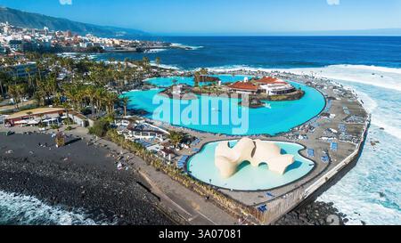 Vista aerea di Costa Martiánez, un complesso di piscine sul mare situato a Puerto de la Cruz, sulla costa settentrionale di Tenerife, nelle Isole Canarie Foto Stock