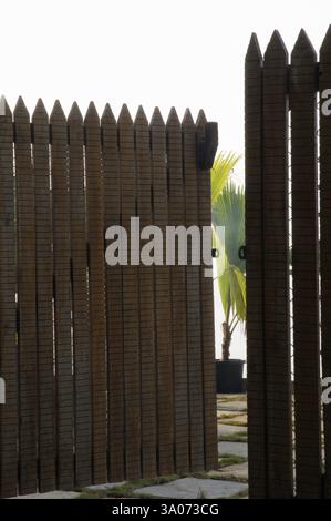 Forma astratta della porta di legno, Khadakvasla, Pune, Maharashtra, India 13 dicembre 2009 Foto Stock